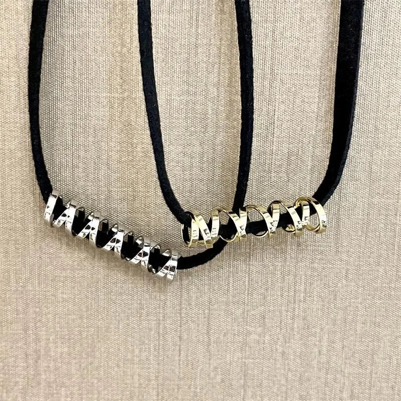 Collana in corda nera fatta a mano: gioiello con perline dorate e argentate