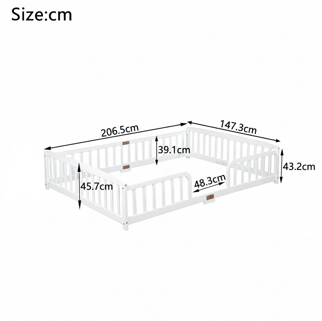 Letto a pavimento 140x200 cm con ringhiere e accesso centrale in legno di pino bianco