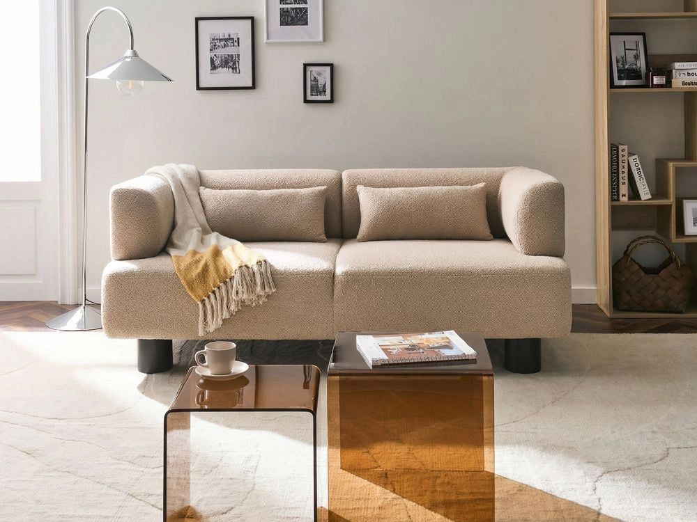 Divano a 2 posti Rivestimento in tessuto beige con gambe in legno e braccioli lineari Materiale idrorepellente Stile moderno Soggiorno