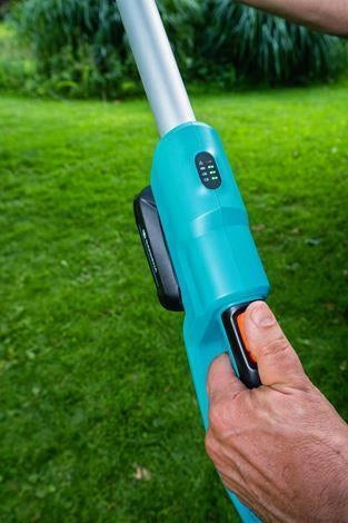 Gardena 14732-20 THS 42-18V P4A Tagliasiepi Telescopico a Batteria 42 cm Lama Doppia Testa Regolabile fino a 90° 3,4 Kg Batteria 18 V 2,6 Ah colore Verde