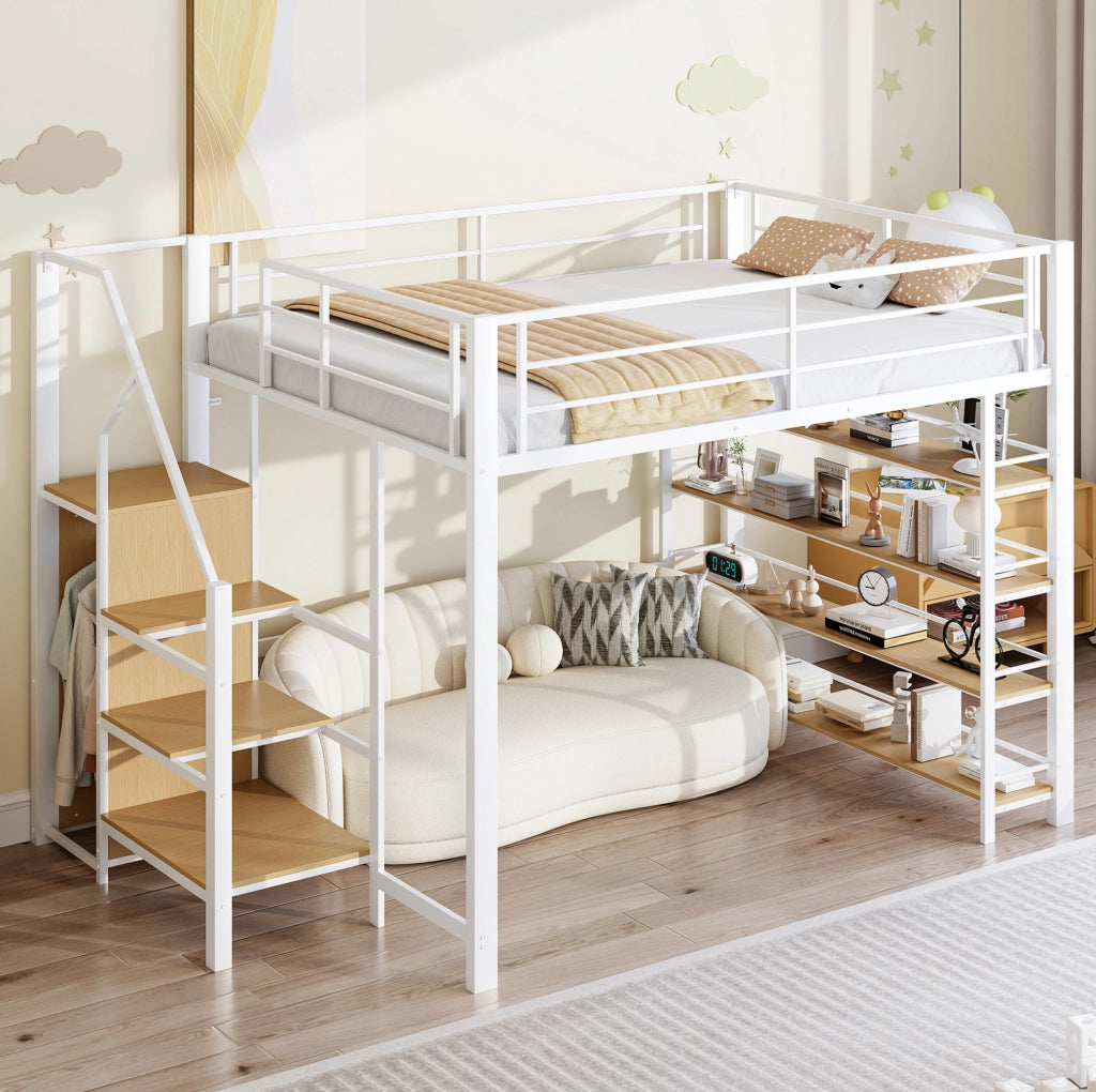 Letto a soppalco 140x200 cm in metallo con scala contenitore; armadietto e ripiani; bianco