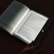 Lampada da lettura LED caricabile, trasparente, con pannello piatto, ideale per leggere a letto di notte. Disponibile in 3 colori e con orologio. Dotata di pannello di luce regolabile e illuminazione della pagina completa.