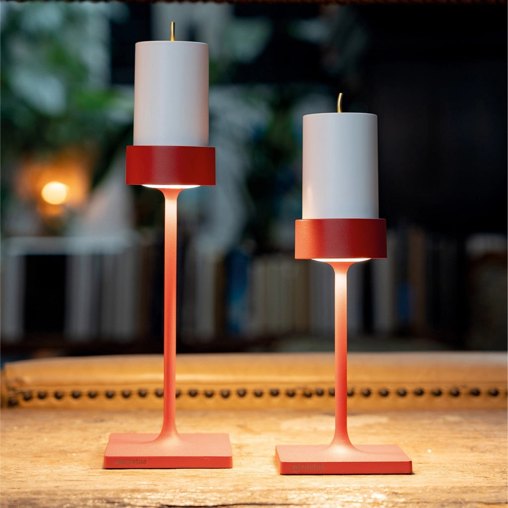 Perpetua Lampada da Tavolo LED Senza Fili Mini, Design Compatto in Alluminio Rosso, Sistema a Batteria Sostituibile Magnetica, Grado IP54