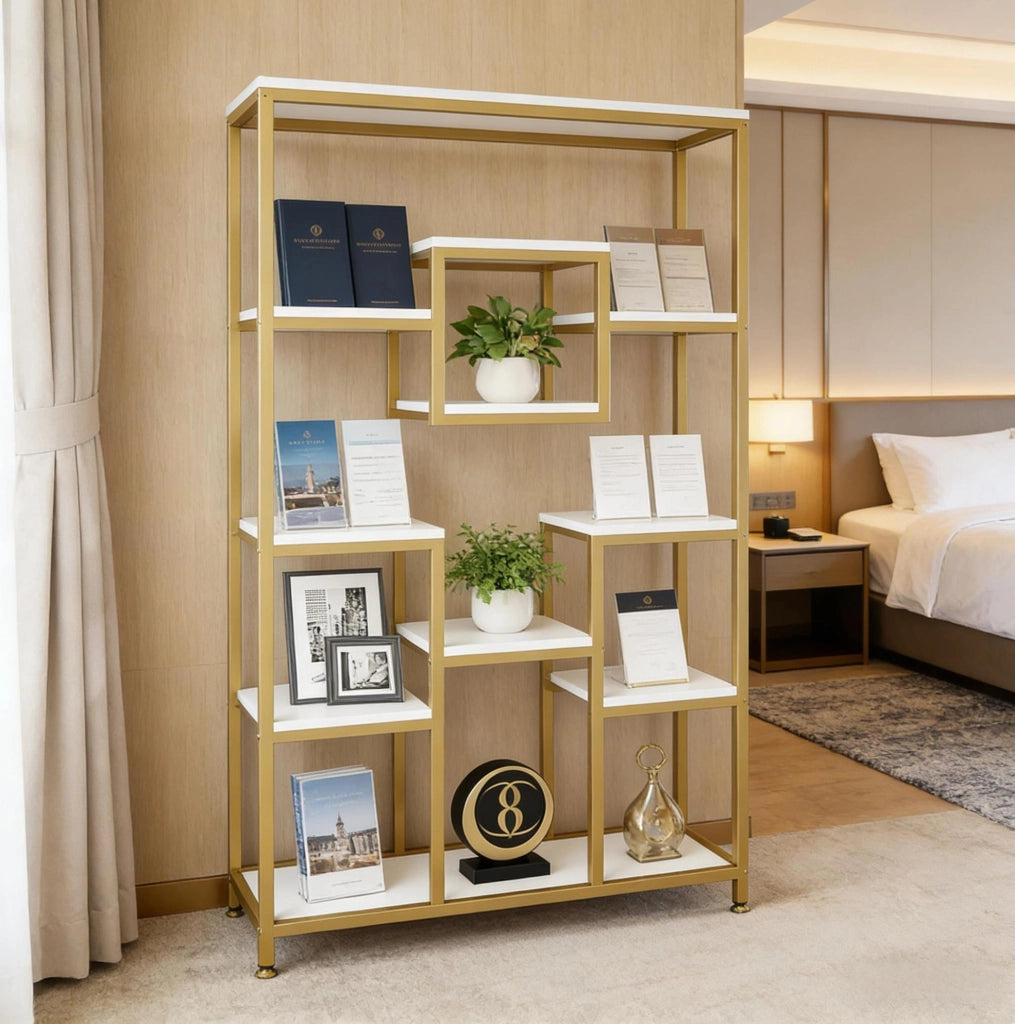Libreria autoportante geometrica in metallo e legno oro e bianco