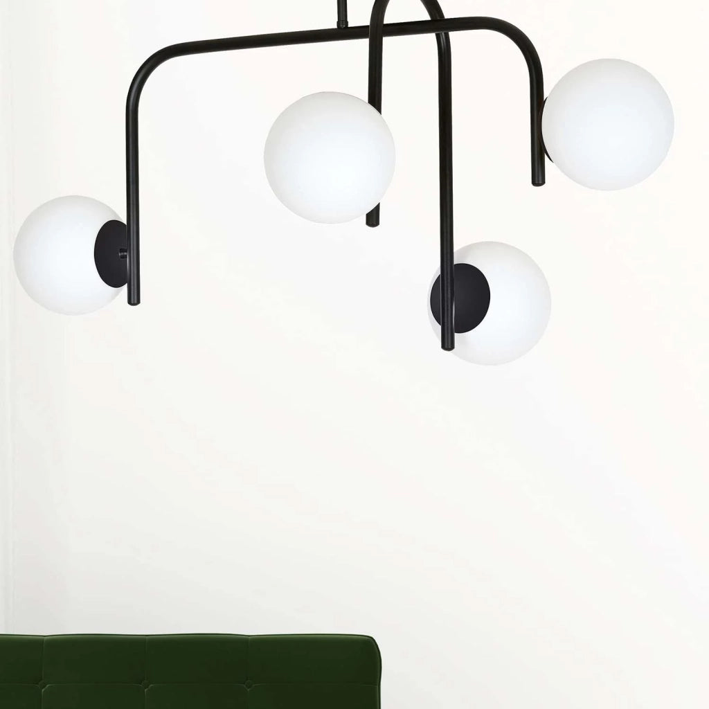 Lampadario 4 Luci Rama In Acciaio Nero A Bracci E Sfere In Vetro Opalino