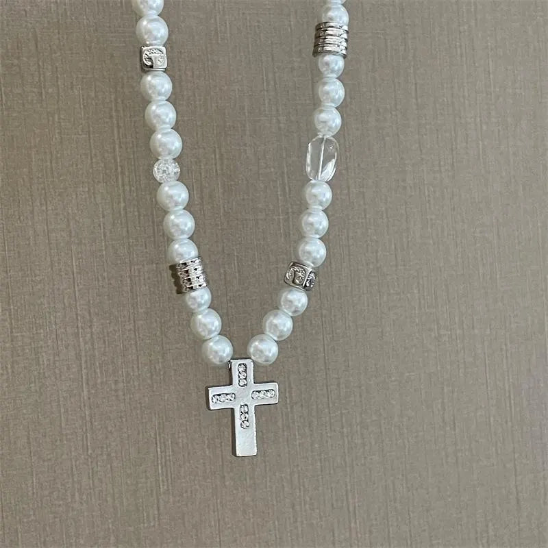 Collana vintage barocca con croce di perle fatta a mano, regalo di Natale o di compleanno.