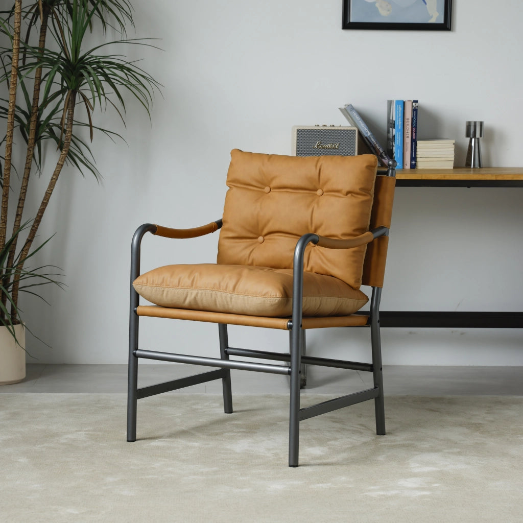 Fauteuil moderno in pelle con braccioli e struttura in metallo nero per soggiorno e camera da letto marrone