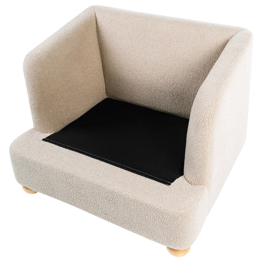 Poltrona beige in bouclé con rivestimento, gambe rotonde in legno e braccioli, soggiorno, angolo lettura stile moderno minimalista