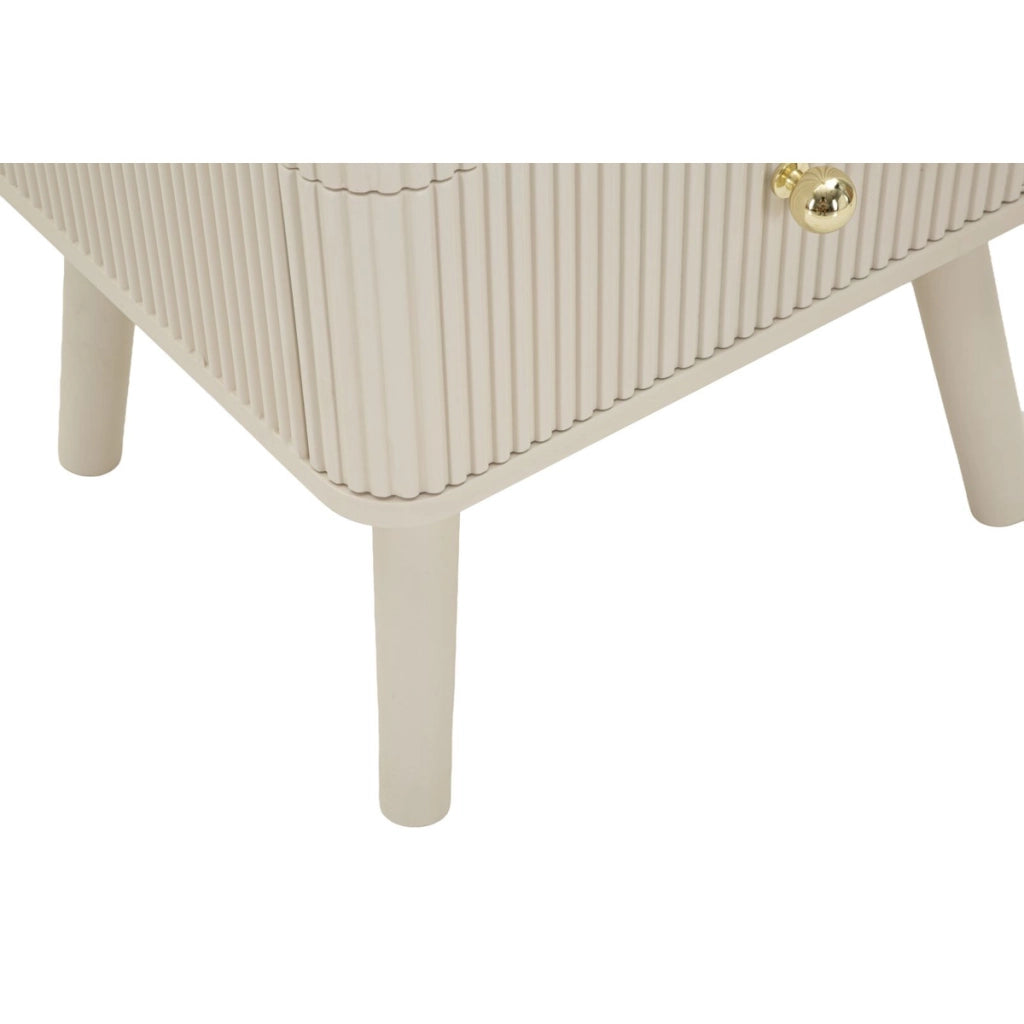 Comodino Shy a 3 cassetti in legno bianco e dettagli oro