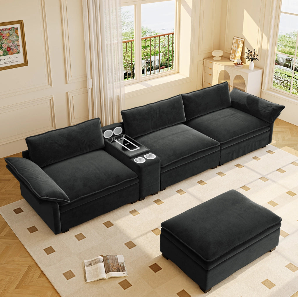 Divano modulare ULEVR 315 cm a L in ciniglia nera con pouf, ricarica wireless, altoparlanti Bluetooth e luce