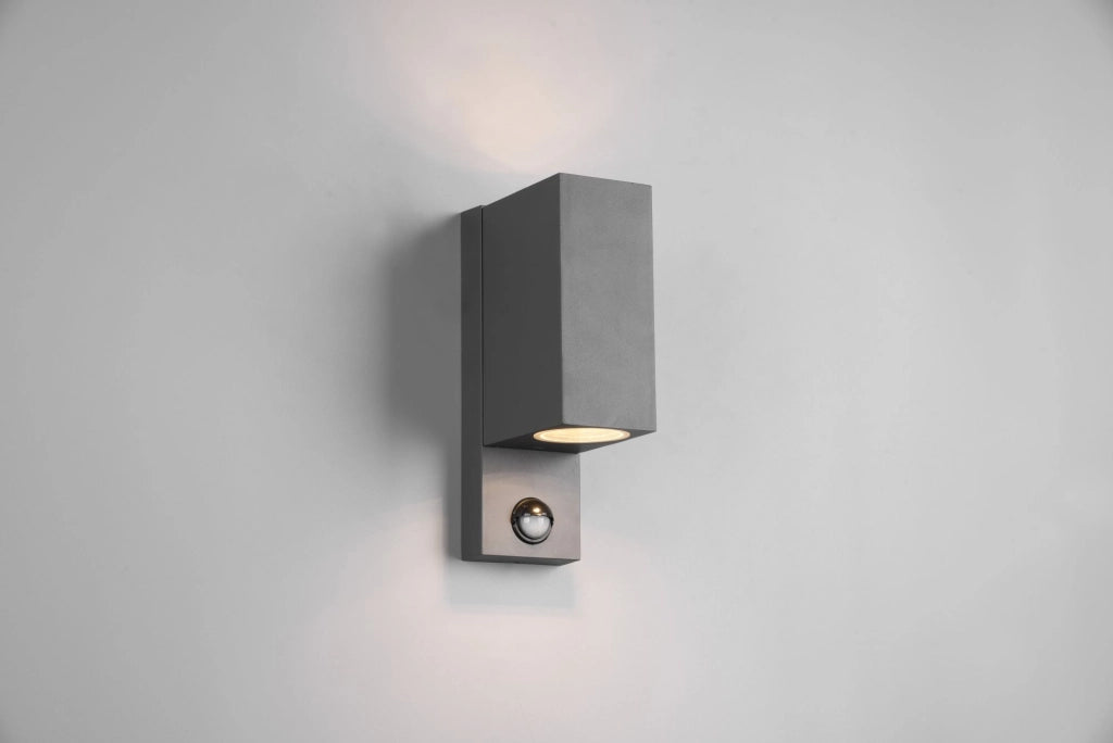 ROYA APPLIQUE DA ESTERNO FUSIONE ALLUMINIO SQUADRATA ANTRACITE A BI-EMISSIONE CON SENSORE DI MOVIMENTO IP44 H.22CM 2 LUCI ATTACCO GU10