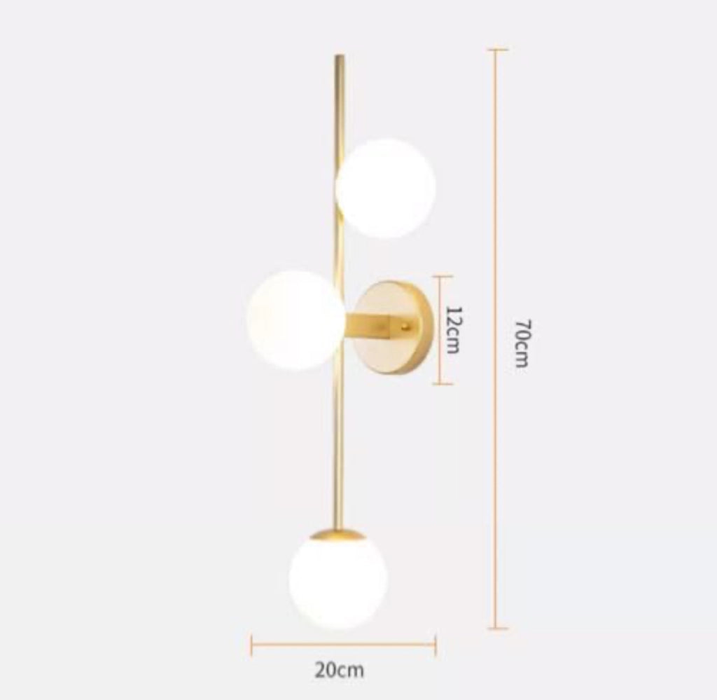Applique lampada da parete in alluminio color bronzo oro con 3 sfere in vetro bianco opaco palle con attacco per lampadine G9