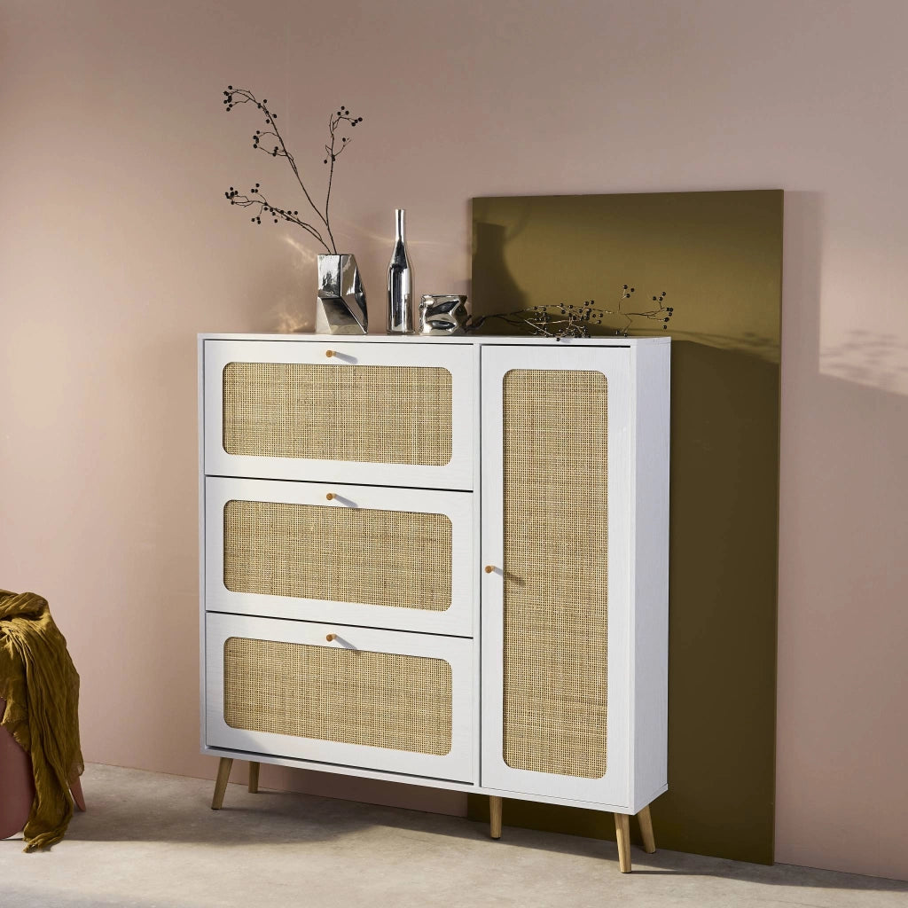 Scarpiera con decoro in legno e canna, 3 ante, bianco sporco