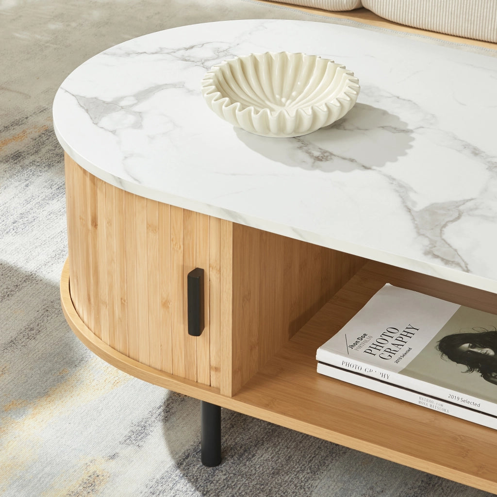 Tavolino Tvedestrand da Salotto con 2 Ante Scorrevoli in Bambù 120 x 55 x 40 cm - Effetto Marmo Bianco / Naturale [en.casa]