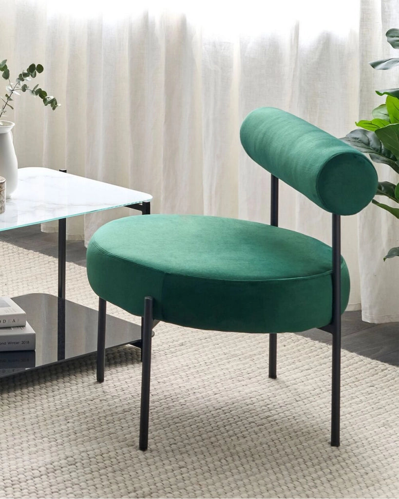 Sedia senza braccioli Rivestimento in velluto verde Smeraldo Seduta rotonda Design vintage Struttura in metallo nero