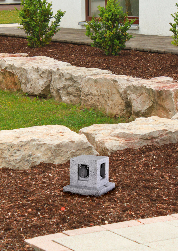 Torretta 4 Spine Shuko da Esterno  IP44 in Poliestere Grigio