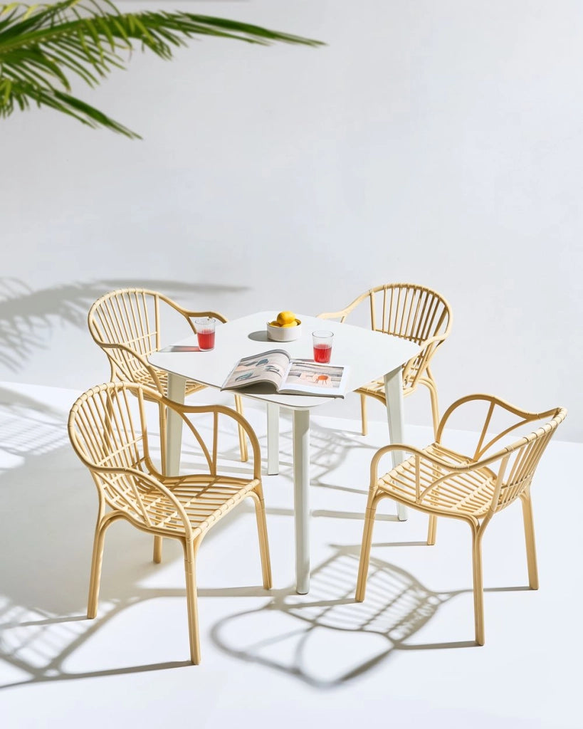 Set di 4 sedie da giardino beige in polipropilene leggero resistente alle intemperie in plastica per interni e per esterni moderno