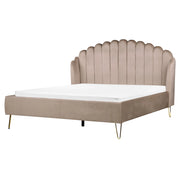 Letto matrimoniale in velluto tortora con testiera a conchiglia con gambe in metallo 160 x 200 cm retro capitonné