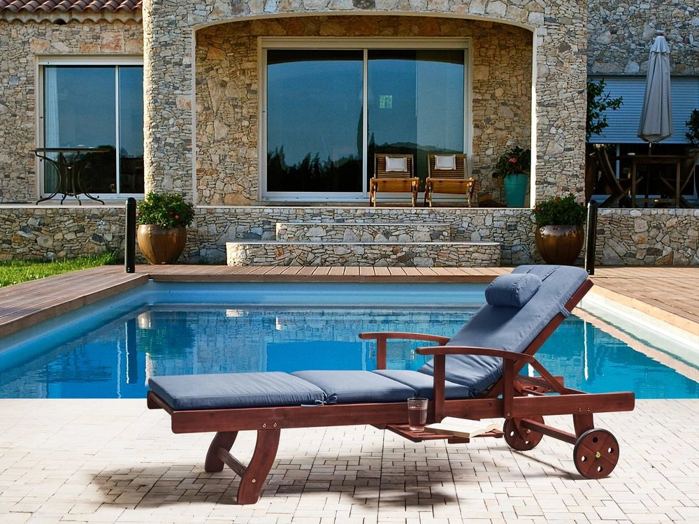 Lettino prendisole reclinabile, marrone scuro e blu struttura in legno di acacia con ruote cuscino in tessuto resistente ai raggi UV e all'acqua