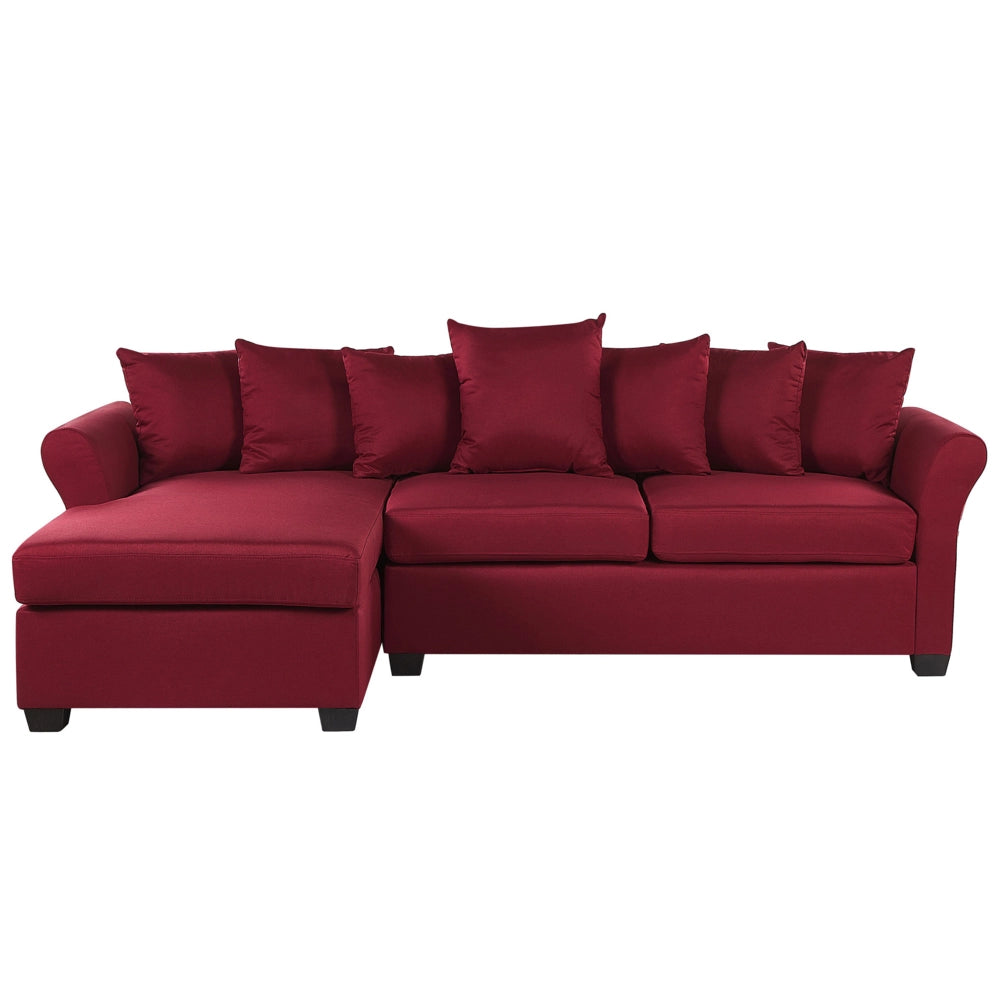 Divano ad angolo in tessuto rosso scuro con gambe nere in stile minimalista. Soggiorno