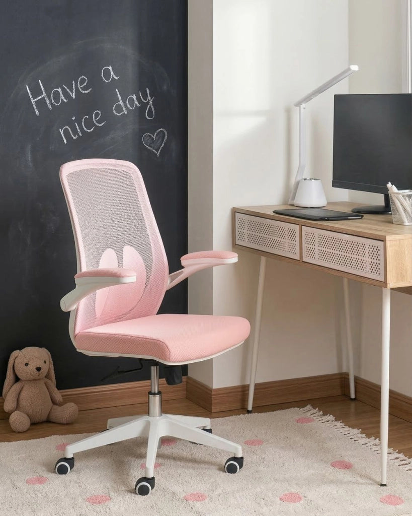 Sedia da ufficio con base girevole e braccioli regolabili in altezza con rete rosa pastello stile moderno