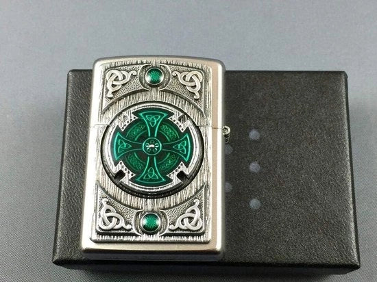 Accendino con finitura satinata a cromatura - Verde celtico incrociato - 58 x 38 x 18 cm.