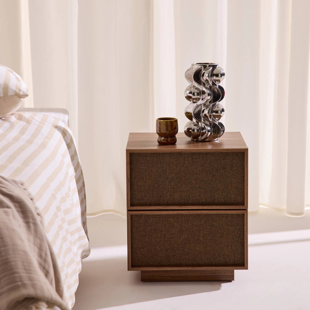Comodino decorativo in legno e tessuto 2 cassetti, noce