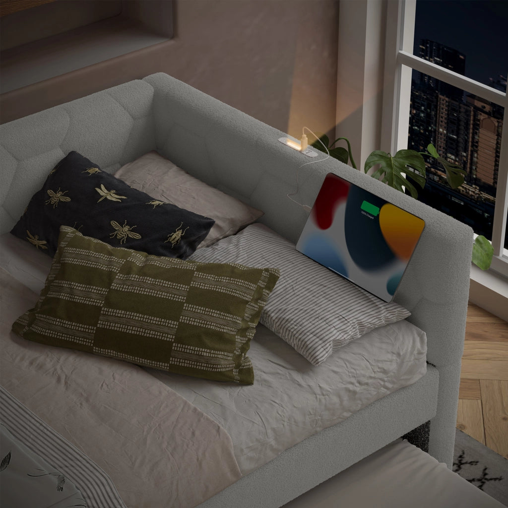Letto imbottito bianco 140x200 cm con rete a doghe; letto estraibile; USB-C e luce da comodino