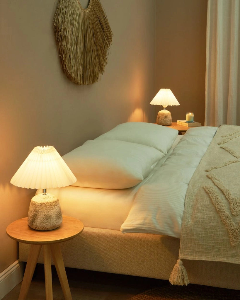 Set di 2 lampade da tavolo Base in ceramica bianca e grigia Paralume sintetico plissettato Luce notturna da comodino