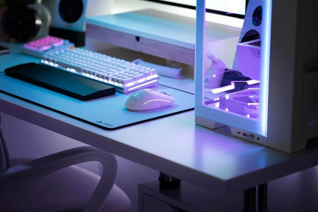 Gaming Model I 2 Wireless Mouse da gaming senza fili - 2,4 GHz e Bluetooth ibrido, superleg. 75 g, 9 tasti (2 scamb.), RGB, piedini PTFE, MMO/MOBA/sparatutto, supporto lat. pollice - Bianco