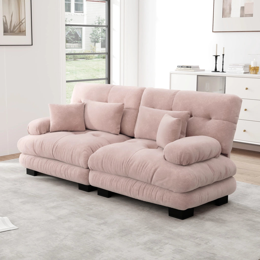 Divano angolare modulare con seduta profonda braccioli imbottiti cuscini lombari e decorativi in ciniglia rosa