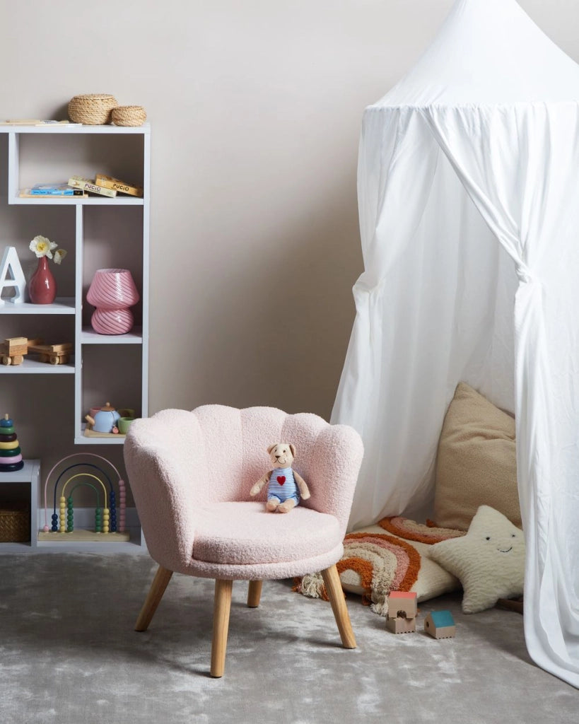 Poltrona per bambini con gambe in legno bouclè rosa pastello cameretta