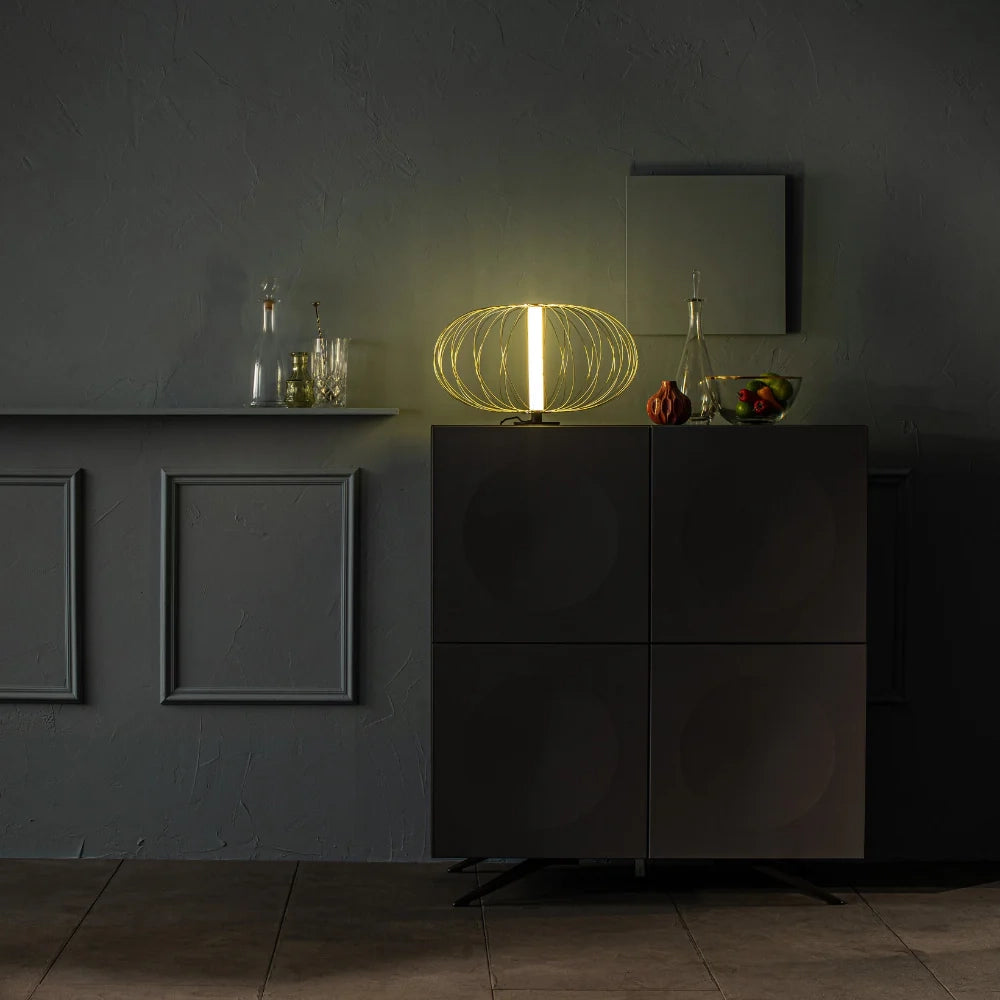 Lampada da tavolo LED Radiante in acciaio e acrilico ottone lucido | Duzzle