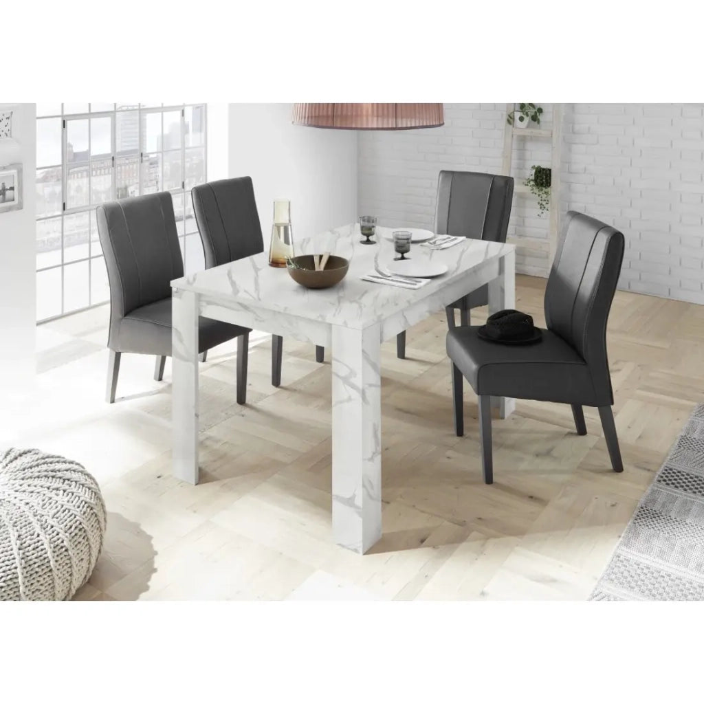 Tavolo estensibile, collezione COLOMARMO, colore bianco effetto marmo, ideale per una sala da pranzo moderna e alla moda.