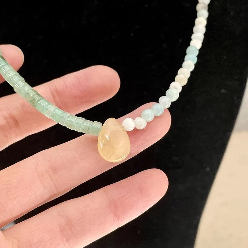 Collana fatta a mano con perline di pietra verde: gioiello leggero con perline.