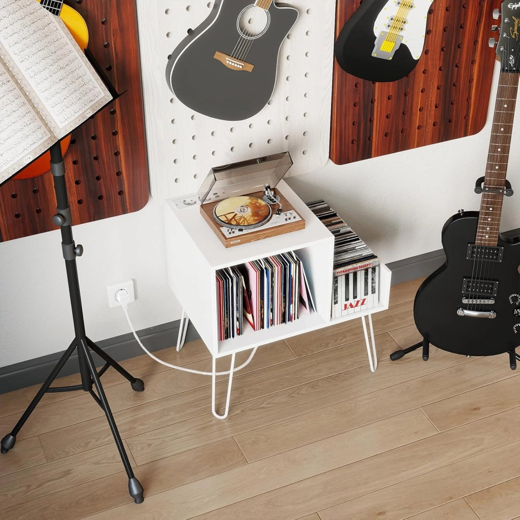 Supporto per Giradischi con Stazione di Ricarica, Porta Dischi Vinile Vintege con Pareti Divisorie e Ripiano Laterale, Espositore per Dischi in Vinile Fino a 145 Album, 66x45x67cm (Bianco)