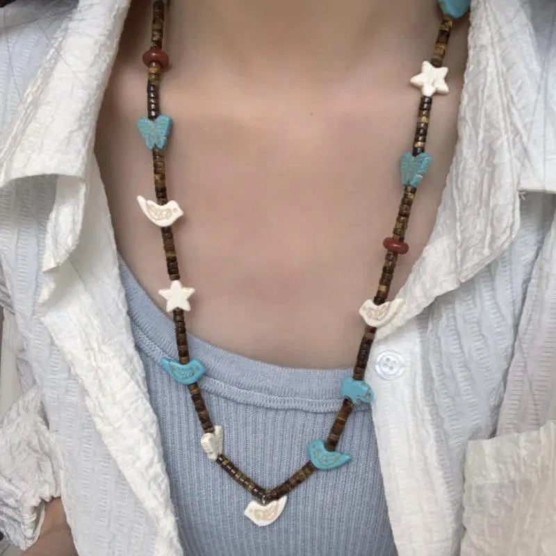 Collana vintage con farfalla e perline: ciondolo a stella in legno fatto a mano