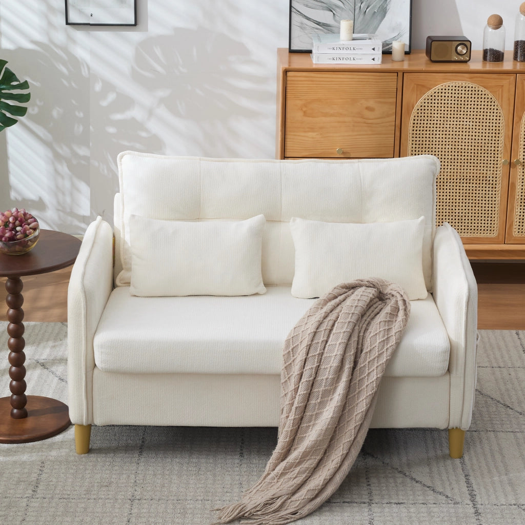 Divano a due posti compatto con braccioli, tasche laterali, schienale ergonomico e struttura in legno beige