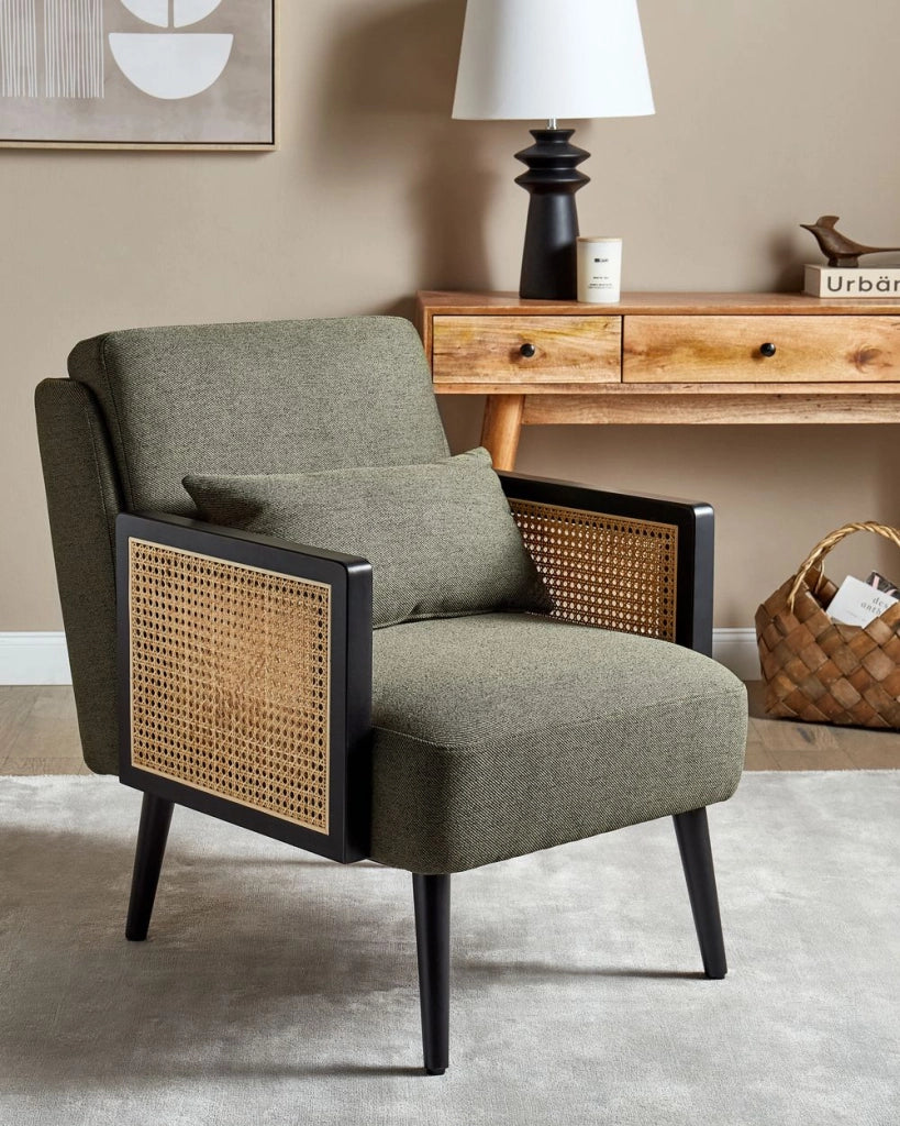 Poltrona verde con telaio nero Struttura in legno poliestere con intreccio in rattan Gambe in legno Tappi per gambe in plastica con cuscino Stile tradizionale Soggiorno Camera da letto