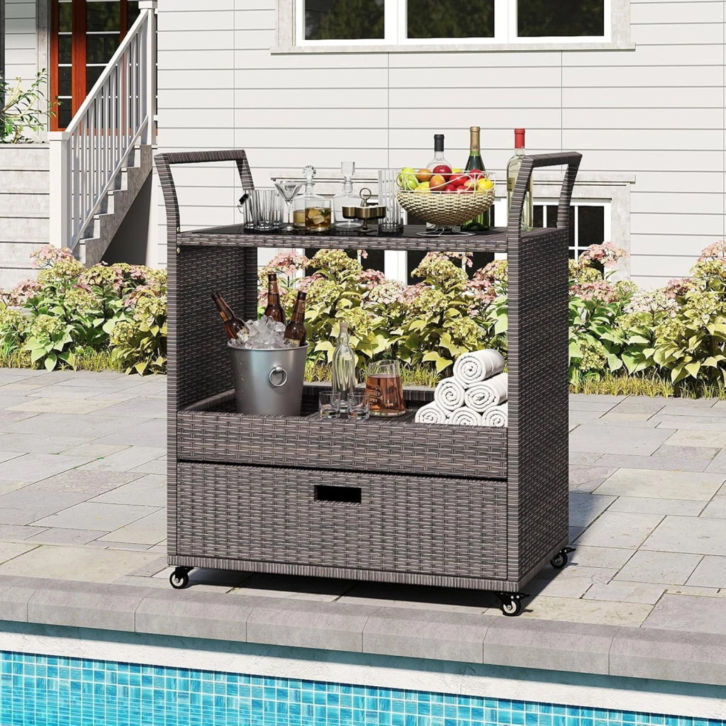 Carrello Bar da Esterno con Ruote, Carrello di Servizio in Rattan con Ripiano in Vetro Temperato, Scaffale di Stoccaggio e Cassetto Rimovibile per Veranda, Giardino e Bordo Piscina