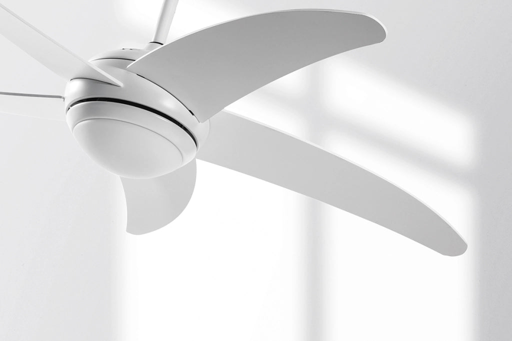 Ventilatore a Soffitto LED Grecale 18W Bianco con CCT 3000-4000-6500K, 5 Pale in Legno, Telecomando Radio e Funzione Inverno - Rossini