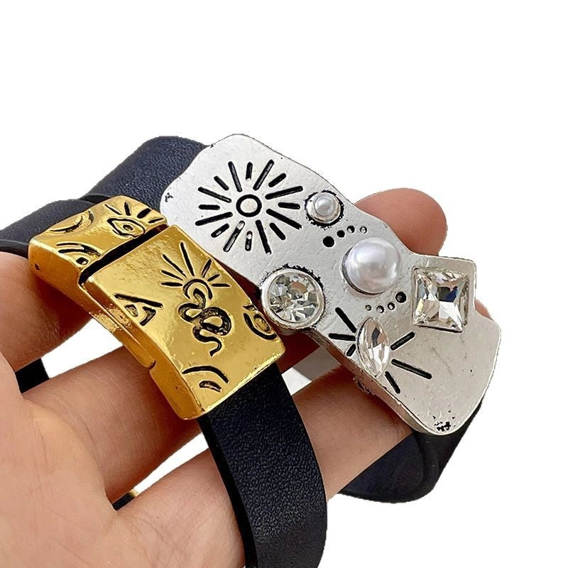 Bracciale vintage in metallo anticato con perle e strass