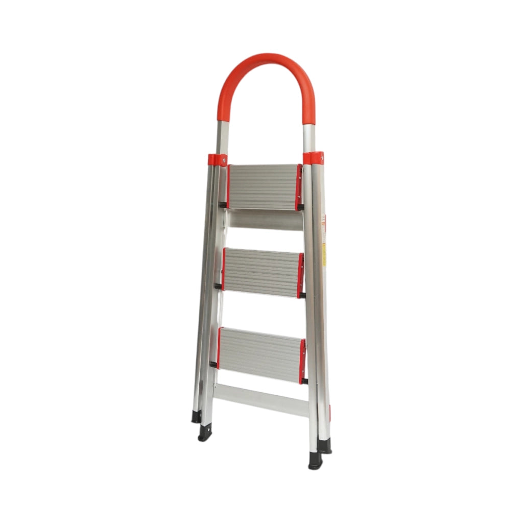 Scala pieghevole in alluminio, 3 gradini antiscivolo, altezza 68 cm, portata massima 130 kg.