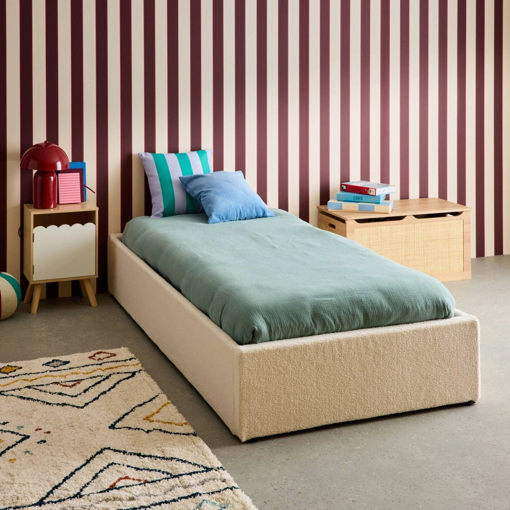 Struttura letto con contenitore e rete a doghe, imbottita bouclé