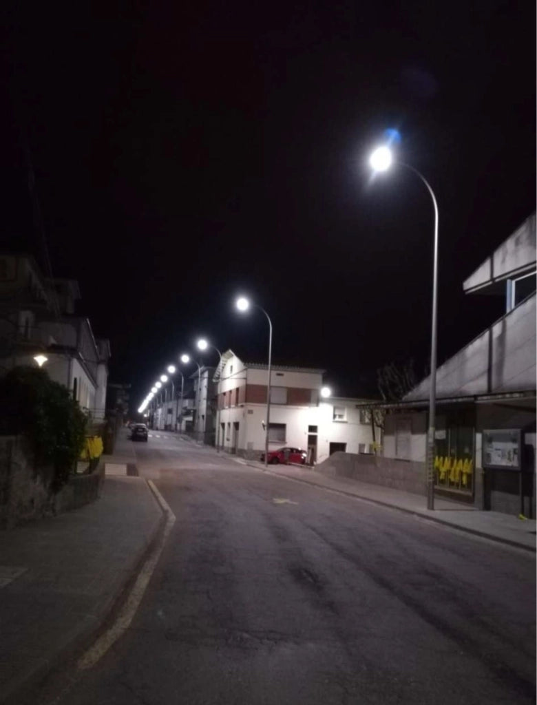 Smile Proiettore LED Retrofit 40W con Attacco E27, Fascio Luminoso 120 gradi, Disponibile in 2200K e 5000K, Ideale per Illuminazione di Spazi Esterni