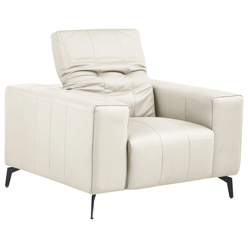 Poltrona in ecopelle beige chiaro  con poggiatesta regolabile e gambe in metallo stile moderno