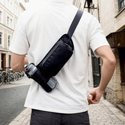 Sacca idrorepellente con contenitore per bottiglia – grande capacità, ideale per escursioni, ciclismo e altre attività all'aperto | Cinturoni regolabili per uomo e donna (nero, contenitore per bottiglia non incluso)