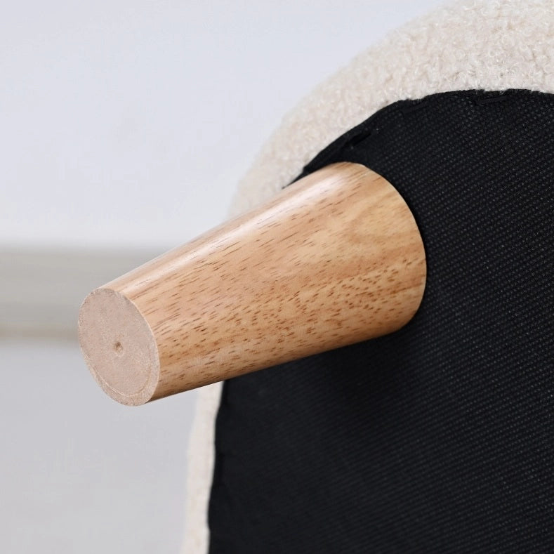 Poltroncina beige per bambini con orecchie da orso, tessuto teddy e piedi in legno