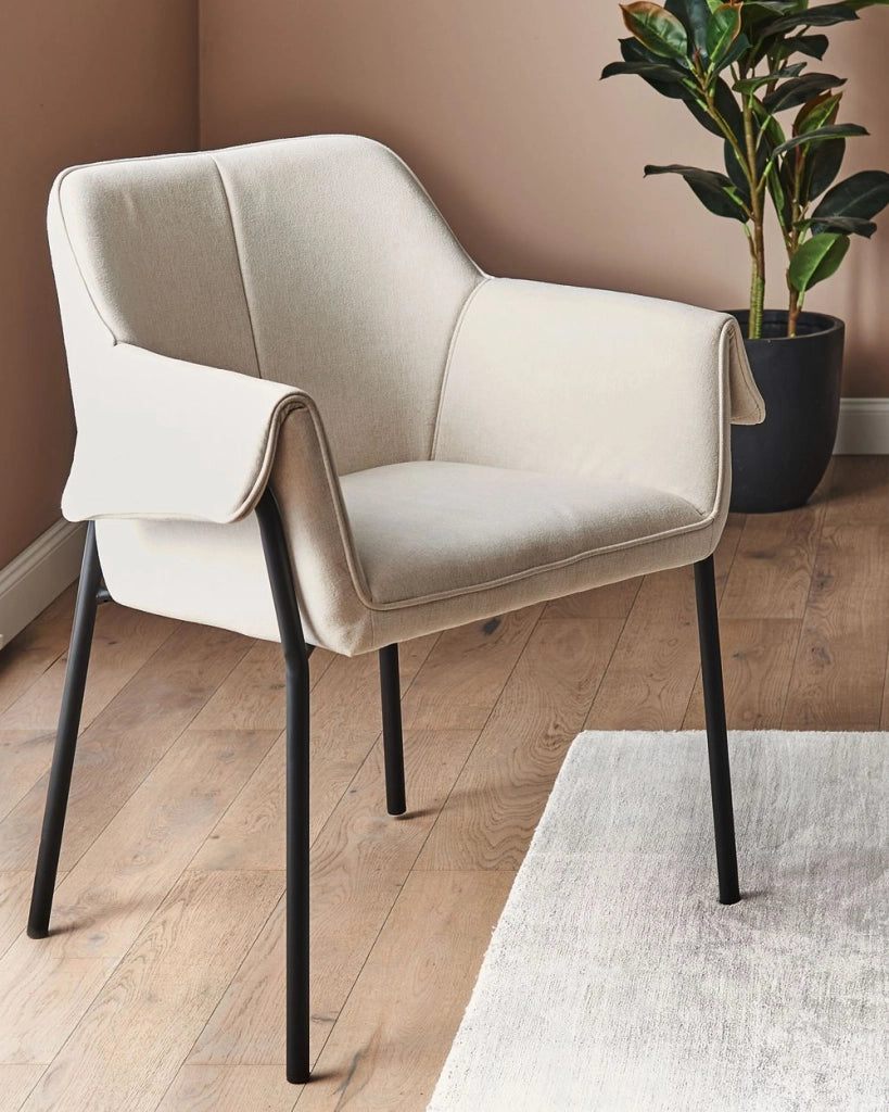 Poltrona da salotto con poggiatesta in tessuto beige con gambe nere elegante soggiorno glamour