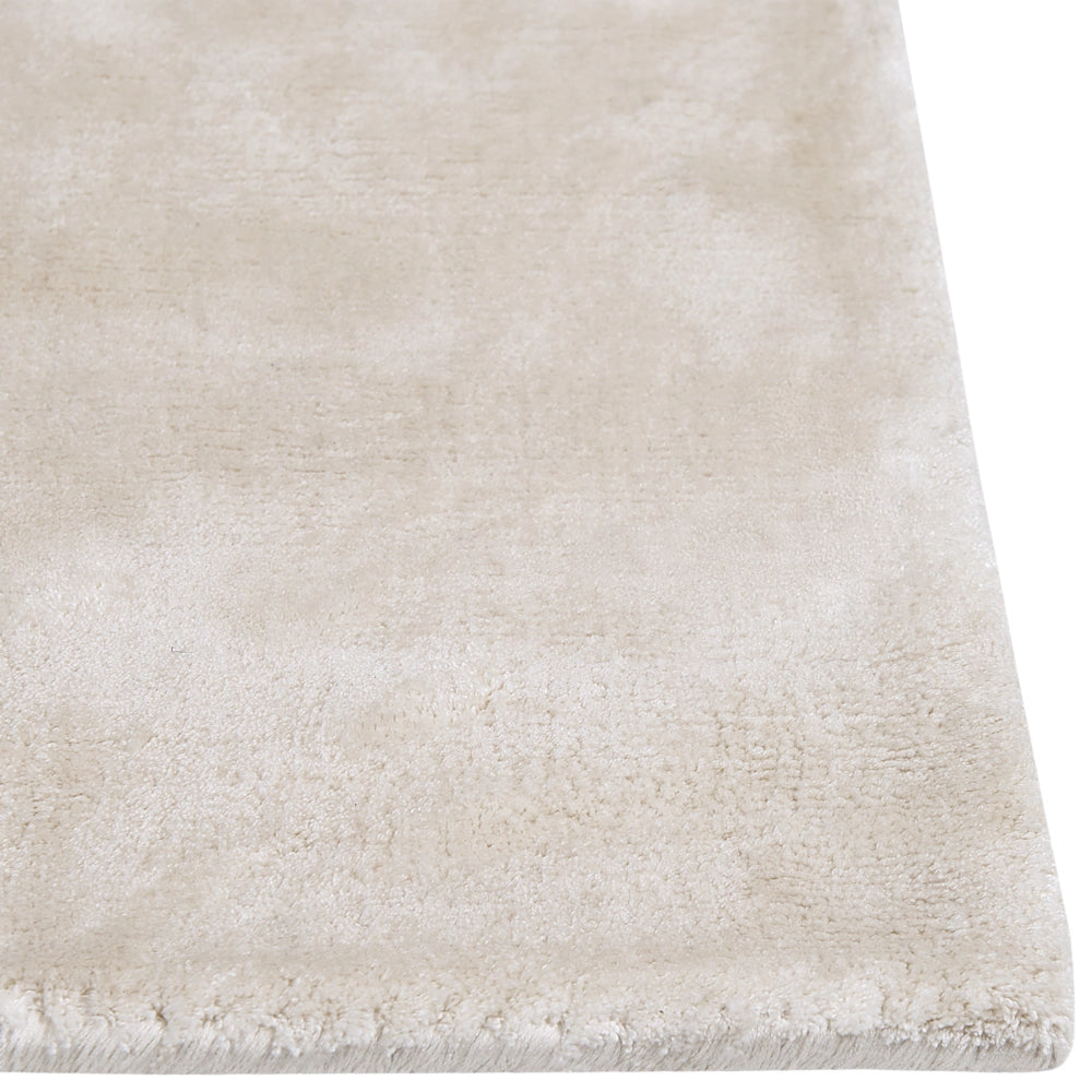 Tappeto in viscosa beige chiaro 140 x 200 cm a pelo corto capitonné moderno